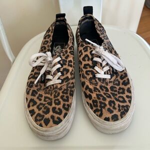 VANS. Lace up skater shoes. Leopard print.
